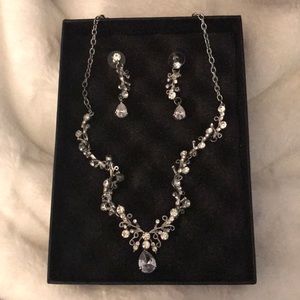 Lilie & White Necklace & Earrings set